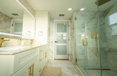 Lake Area Casa | Renovated 5B4B Luxury home @Fremont with King Suite