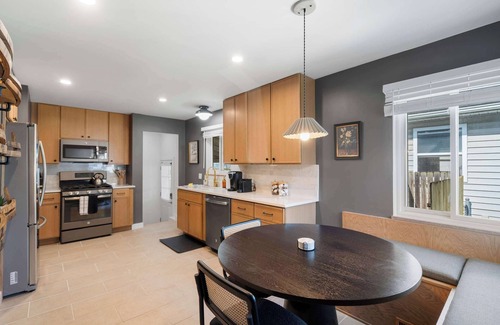 Ferndale Casa | Newly Renovated 5BR/2BA w/ Barrel Sauna