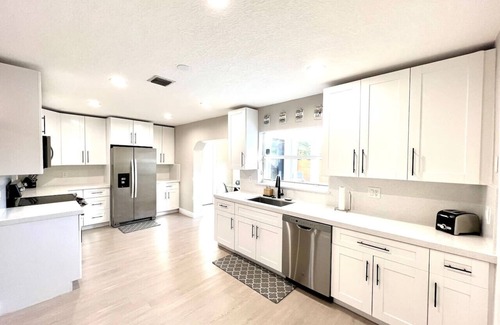 Middle River Terrace Casa | Renovated 5BR/3BA Home w/ Pool