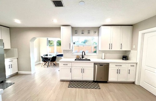 Middle River Terrace Casa | Renovated 5BR/3BA Home w/ Pool