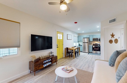 Del Mar Apartamento | Renovated apartment with full kitchen, WIFI and close to beach