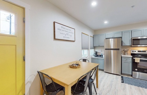 Del Mar Apartamento | Renovated apartment with full kitchen, WIFI and close to beach