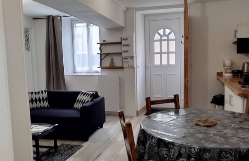 Irancy Casa | Renovated apartment in quiet wine-growing village. 15min from Auxerre.