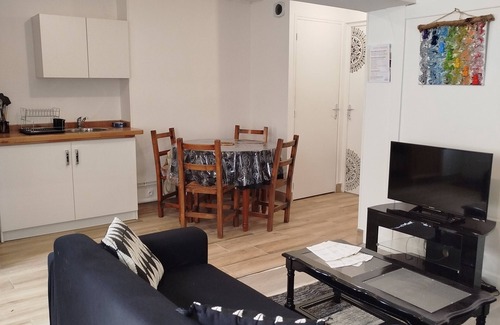 Irancy Casa | Renovated apartment in quiet wine-growing village. 15min from Auxerre.