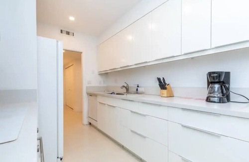 Key Biscayne Apartamento | Renovated Apt in Key Colony pool and Beach access