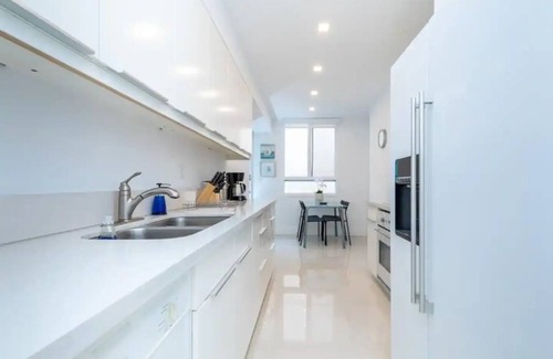 Key Biscayne Apartamento | Renovated Apt in Key Colony pool and Beach access