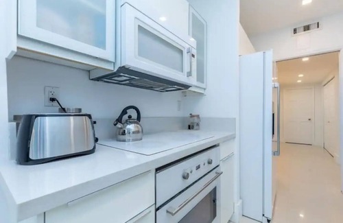 Key Biscayne Apartamento | Renovated Apt in Key Colony pool and Beach access