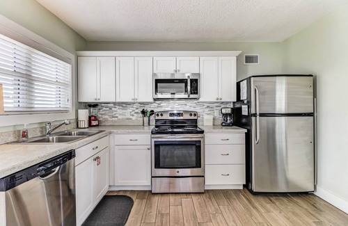 Fernandina Beach Casa | Amelia Island- Cabaña renovada frente al mar - ¡A solo pasos del océano!