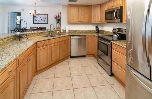 Pelican Bay Condominio | Renovated Beachwalk 3 Bedroom Condo -5 minute walk to Beach!