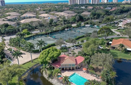 Pelican Bay Condominio | Renovated Beachwalk 3 Bedroom Condo -5 minute walk to Beach!