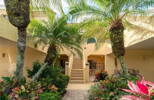 Pelican Bay Condominio | Renovated Beachwalk 3 Bedroom Condo -5 minute walk to Beach!