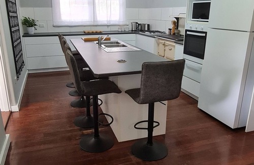 Geraldton Casa | Renovated beauty on Durlacher - Walking distance to all amenities