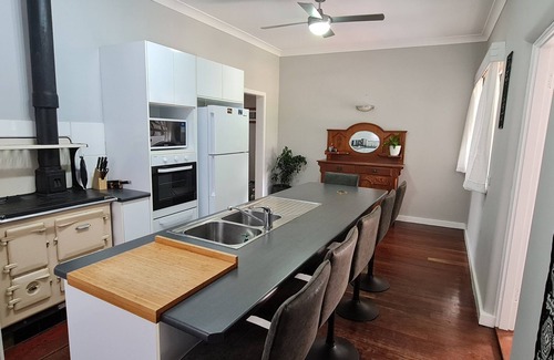 Geraldton Casa | Renovated beauty on Durlacher - Walking distance to all amenities