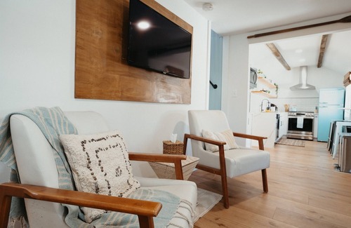 West Belmar Casa | Renovated Bright, Fun, Airy, Fire Pit Backyard, Bikes & Beach Badges