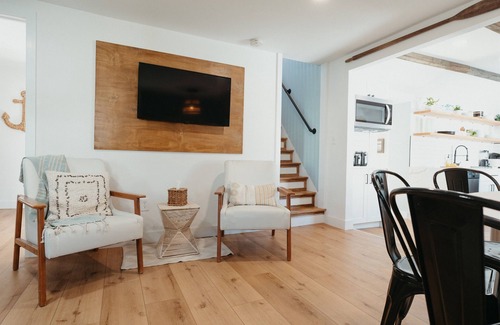 West Belmar Casa | Renovated Bright, Fun, Airy, Fire Pit Backyard, Bikes & Beach Badges