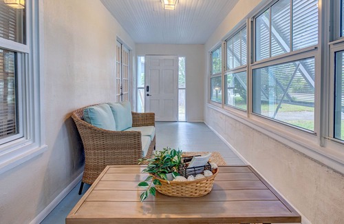 Alto Pino Casa | Renovated bungalow close to the beach with yard, enclosed porch & central AC