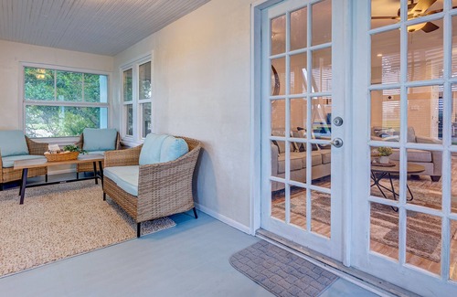 Alto Pino Casa | Renovated bungalow close to the beach with yard, enclosed porch & central AC