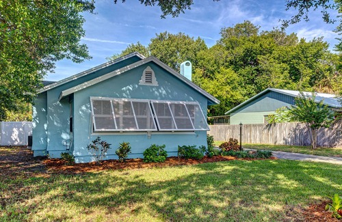 Alto Pino Casa | Renovated bungalow close to the beach with yard, enclosed porch & central AC