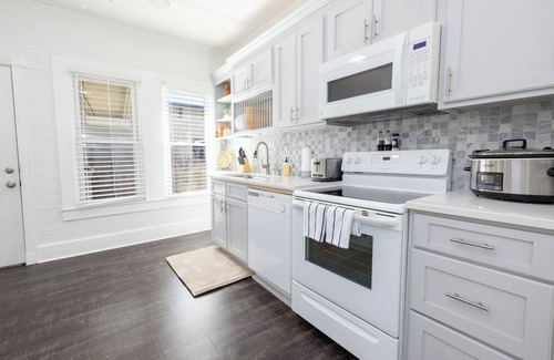 Seneca Casa | Renovated Bungalow 1 Block from Downtown Seneca! 7 miles from Clemson!