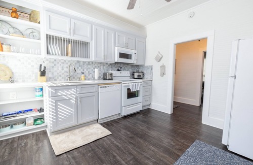 Seneca Casa | Renovated Bungalow 1 Block from Downtown Seneca! 7 miles from Clemson!