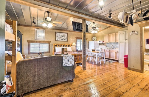 Perrysville Apartamento | Renovated Bunkhouse on 12-Acre Horse Farm!