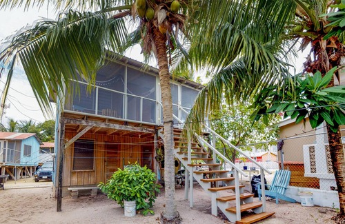 Placentia Cabina | Acogedora cabaña renovada cerca de la playa con porche y hamaca seleccionados