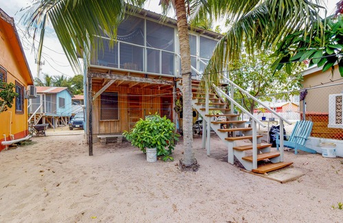 Placentia Cabina | Acogedora cabaña renovada cerca de la playa con porche y hamaca seleccionados