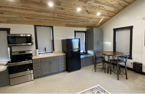 Burlington Cabina | Renovated Cabin between Yellowstone and Big Horn Mountains