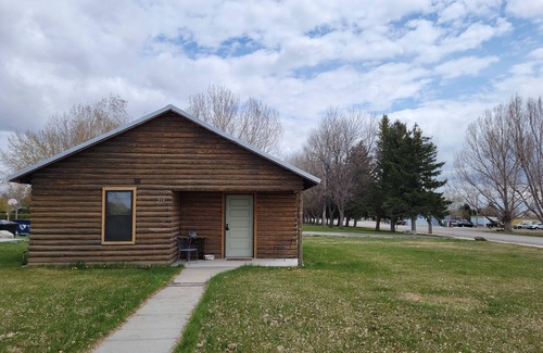 Burlington Cabina | Renovated Cabin between Yellowstone and Big Horn Mountains