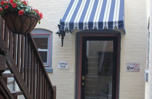 Lafayette Square Casa | Renovated Carriage house - 1 BR loft - Private