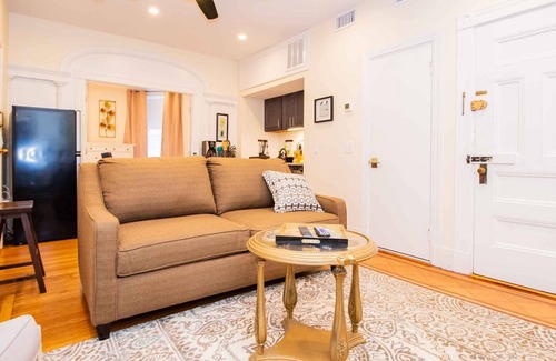 Cleveland Circle Apartamento | Renovado, elegante 1 cama, capacidad para 4 personas, pasos para transitar