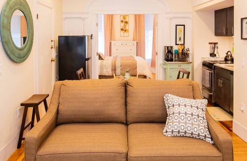 Cleveland Circle Apartamento | Renovado, elegante 1 cama, capacidad para 4 personas, pasos para transitar