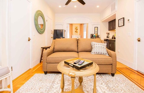 Cleveland Circle Apartamento | Renovated, Chic, one bed, Sleeps 4,Steps to Transit