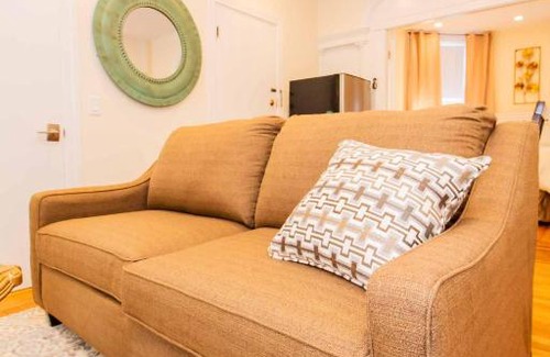 Cleveland Circle Apartamento | Renovated, Chic, one bed, Sleeps 4,Steps to Transit