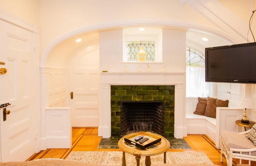 Cleveland Circle Apartamento | Renovated, Chic, one bed, Sleeps 4,Steps to Transit