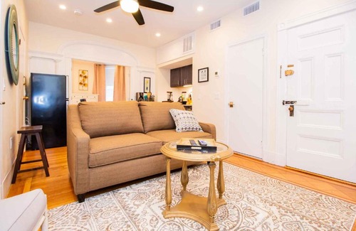 Cleveland Circle Apartamento | Renovated, Chic, one bed, Sleeps 4,Steps to Transit