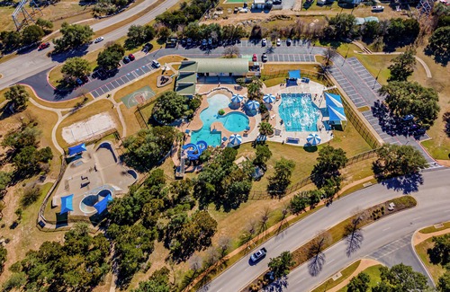 Rough Hollow Condominio | Renovated Condo for a Tranquil Getaway by Lake Travis
