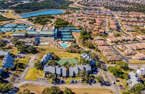 Rough Hollow Condominio | Renovated Condo for a Tranquil Getaway by Lake Travis