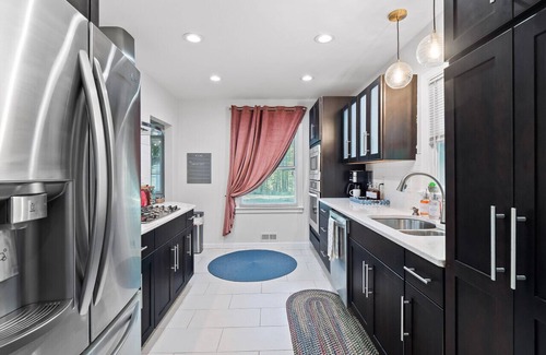 Moreland Hills Casa | Renovated Cottage|Game Room|Fire Pit|Sleeps 8
