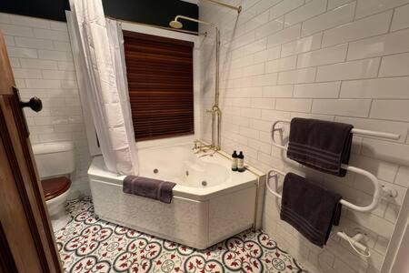 West Launceston Casa | Renovated Cottage Near Cataract Gorge Launceston
