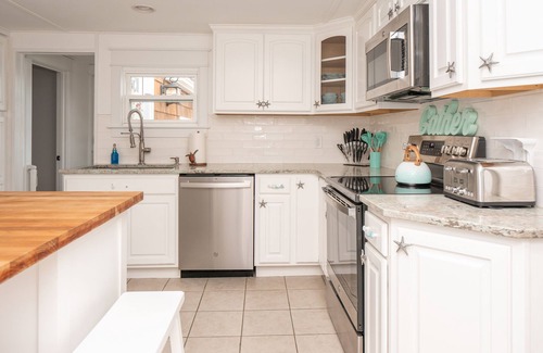 Tiverton Cabaña | Renovated Cottage-- steps away from the water