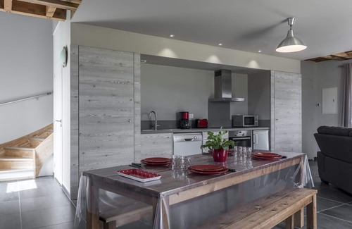 Chapeau Cabaña | Casa rural renovada con terraza, estufa de leña y Wifi en Chapeau