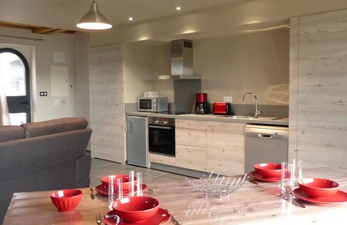 Chapeau Cabaña | Casa rural renovada con terraza, estufa de leña y Wifi en Chapeau