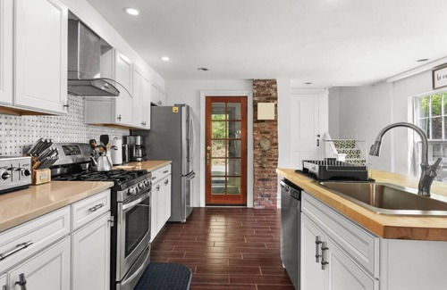 Bloomville Casa | Renovated Country Farmhouse – Private, Pet-Friendly & Family Ready