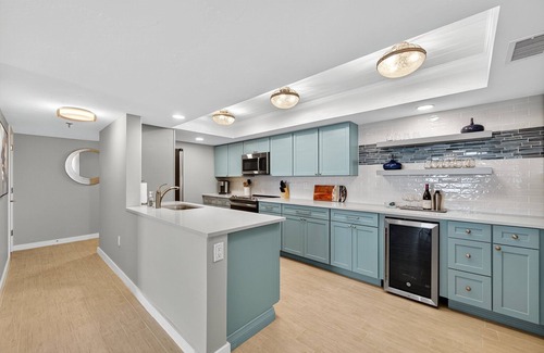 Ormond-by-the-Sea Condominio | Renovated direct oceanfront condo with spacious balcony, heated pool, and garage parking