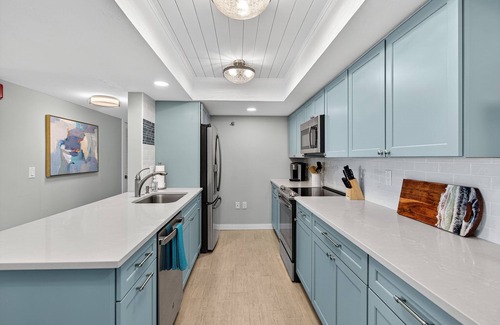 Ormond-by-the-Sea Condominio | Renovated direct oceanfront condo with spacious balcony, heated pool, and garage parking
