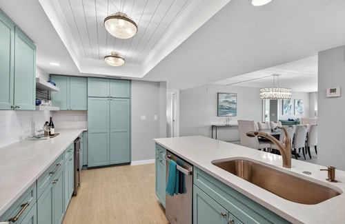 Ormond-by-the-Sea Condominio | Renovated direct oceanfront condo with spacious balcony, heated pool, and garage parking