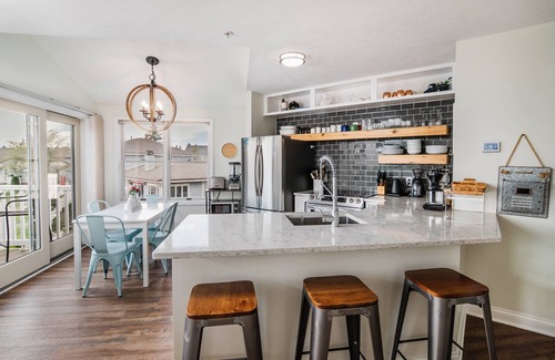 Manistee Condominio | Renovated Dog-Friendly Waterfront Condo