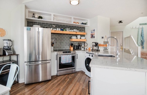 Manistee Condominio | Renovated Dog-Friendly Waterfront Condo