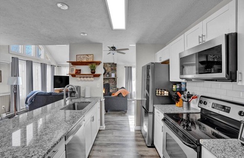 Gouldsboro Chalet De Esquí | Renovated Escape in Mountain Resort. Lake, Pool, Kayak, Family and Pet Friendly!
